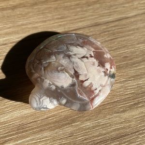 Flower agate turtle crystal carving